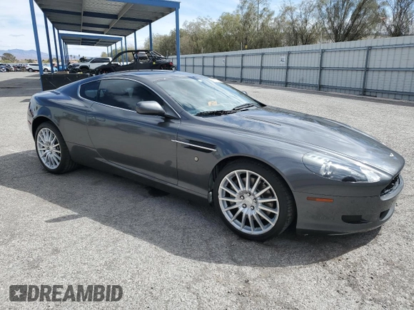 2007 Aston Martin DB9 z VIN SCFAD01A77GA07808, wystawiony jako Copart lot #48063115 z przebiegiem 53 195 mil mil oraz Szkody całkowita. Historia ofert i sprzedaży dostępna na DreamBid. Obrazek 4.