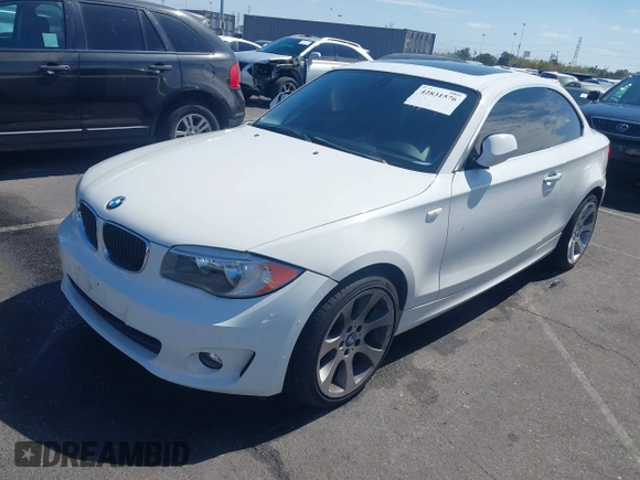 2012 BMW 1 Series 128i z VIN WBAUP9C51CVL91561, wystawiony jako IAAI lot #42831576 z przebiegiem 111 789 mil mil oraz . Historia ofert i sprzedaży dostępna na DreamBid. Obrazek 2.