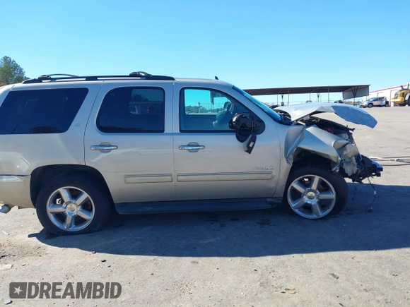 2013 Chevrolet Tahoe LT z VIN 1GNSCBE05DR378859, wystawiony jako IAAI lot #41074700 z przebiegiem 184 925 mil mil oraz . Historia ofert i sprzedaży dostępna na DreamBid. Obrazek 14.
