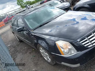 2008 Cadillac DTS 1SA z VIN 1G6KD57Y98U102801, wystawiony jako IAAI lot #42204185 z przebiegiem 152 990 mil mil oraz . Historia ofert i sprzedaży dostępna na DreamBid. Obrazek 1.