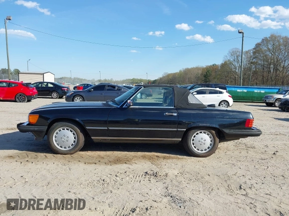 1986 Mercedes-Benz 560 SL z VIN WDBBA48D2GA055024, wystawiony jako IAAI lot #41888928 z przebiegiem 118 569 mil mil oraz . Historia ofert i sprzedaży dostępna na DreamBid. Obrazek 14.