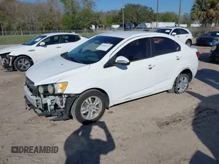 2016 Chevrolet Sonic LS z VIN 1G1JA5SH9G4153814, wystawiony jako IAAI lot #41652173 z przebiegiem 75 161 mil mil oraz . Historia ofert i sprzedaży dostępna na DreamBid. Obrazek 2.