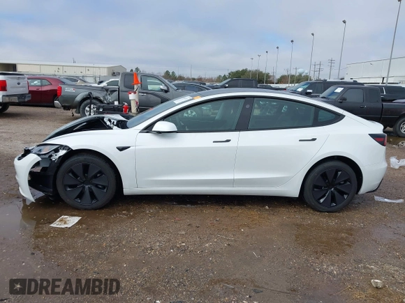 2025 Tesla Model 3 Long Range z VIN 5YJ3E1EB9SF904223, wystawiony jako IAAI lot #41611201 z przebiegiem 690 mil mil oraz . Historia ofert i sprzedaży dostępna na DreamBid. Obrazek 14.