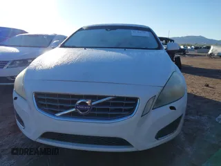 2013 Volvo S60 T5 Premier z VIN YV1612FS8D2207610, wystawiony jako IAAI lot #41752739 z przebiegiem Nie podano mil oraz . Historia ofert i sprzedaży dostępna na DreamBid. Obrazek 6.