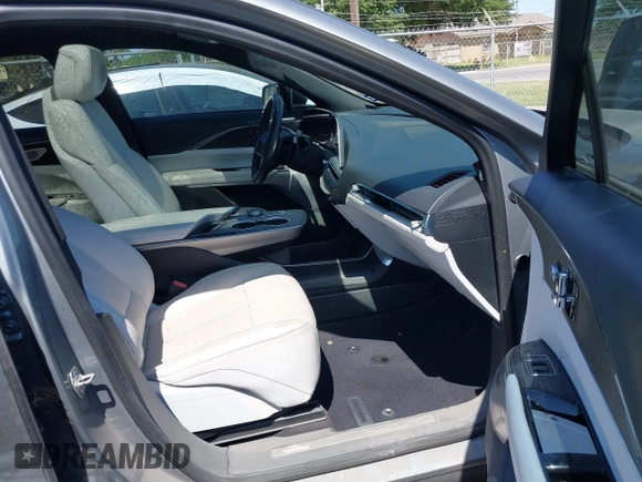 2024 Cadillac LYRIQ Luxury z VIN 1GYKPRRK7RZ122838, wystawiony jako IAAI lot #41958490 z przebiegiem Nie podano mil oraz . Historia ofert i sprzedaży dostępna na DreamBid. Obrazek 5.