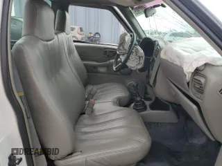 1998 GMC Sonoma z VIN 1GTCS144XWK518236, wystawiony jako Copart lot #59101905 z przebiegiem Nie podano mil oraz Nie do naprawy • Non repairable. Historia ofert i sprzedaży dostępna na DreamBid. Obrazek 7.