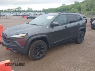 2016 Jeep Cherokee Trailhawk z VIN 1C4PJMBS7GW372623, wystawiony jako IAAI lot #42336107 z przebiegiem 231 887 mil mil oraz . Historia ofert i sprzedaży dostępna na DreamBid. Obrazek 2.