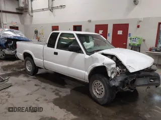 2001 GMC Sonoma SLS 1SH z VIN 1GTDT19WX18166485, wystawiony jako IAAI lot #42316237 z przebiegiem 270 735 mil mil oraz . Historia ofert i sprzedaży dostępna na DreamBid. Obrazek 1.