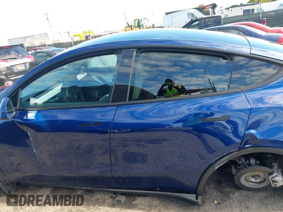 2022 Tesla Model Y Long Range with VIN 7SAYGDEE6NF318372, listed as a IAAI auction lot 41526857 with 26,083 mi miles and . Bid and sale history available at carsss.com. Image 14.