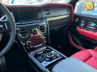 2022 Rolls-Royce Cullinan Black Badge z VIN SLATV8C02NU212XXX, wystawiony jako Copart lot #59257385 z przebiegiem 5245 mil mil oraz Tytuł czysty. Historia ofert i sprzedaży dostępna na DreamBid. Obrazek 7.