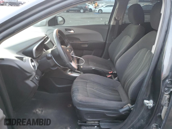 2017 Chevrolet Sonic LT z VIN 1G1JD5SG3H4123658, wystawiony jako Copart lot #89312635 z przebiegiem 121 061 mil mil oraz Szkoda całkowita • Salvage title. Historia ofert i sprzedaży dostępna na DreamBid. Obrazek 7.