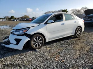 2022 Kia Rio S with VIN 3KPA24AD8NE501028, listed as a Copart auction lot 49511775 with 26,833 mi miles and Salvage Title. Bid and sale history available at carsss.com. Image 1.