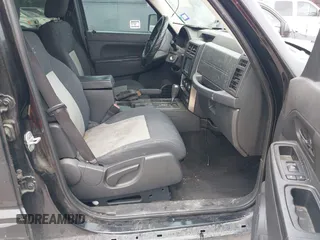 2009 Jeep Liberty Sport z VIN 1J8GP28K49W527859, wystawiony jako IAAI lot #42303957 z przebiegiem 288 873 mil mil oraz . Historia ofert i sprzedaży dostępna na DreamBid. Obrazek 5.