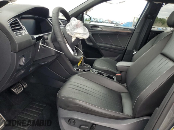 2022 Volkswagen Tiguan SE R-Line Black с VIN 3VVCB7AX1NM063447, выставлен на аукционе Copart как лот 59599855 с пробегом 53 400 миль миль и На запчасти • Non repairable. История ставок и продаж доступна на DreamBid. Изображение 7.
