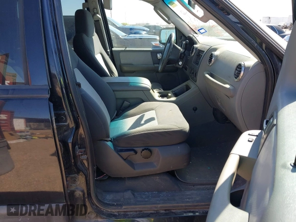 2004 Ford Expedition Special Service with VIN 1FMRU15W84LA19782, listed as a IAAI auction lot 41729791 with 256,992 mi miles. Bid and sale history available at carsss.com. Image 5.