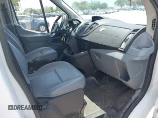 2019 Ford Transit z VIN 1FDBF8ZM6KKA67975, wystawiony jako IAAI lot #42294894 z przebiegiem 108 670 mil mil oraz . Historia ofert i sprzedaży dostępna na DreamBid. Obrazek 5.