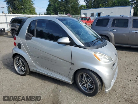 2009 Smart fortwo Pure z VIN WMEEJ31X89K276221, wystawiony jako Copart lot #57912565 z przebiegiem 118 701 mil mil oraz Szkody całkowita. Historia ofert i sprzedaży dostępna na DreamBid. Obrazek 4.