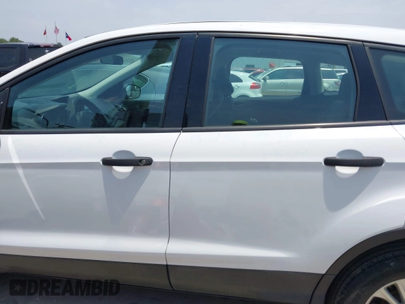 2018 Ford Escape S z VIN 1FMCU0F7XJUB36437, wystawiony jako IAAI lot #42248034 z przebiegiem 50 686 mil mil oraz . Historia ofert i sprzedaży dostępna na DreamBid. Obrazek 14.