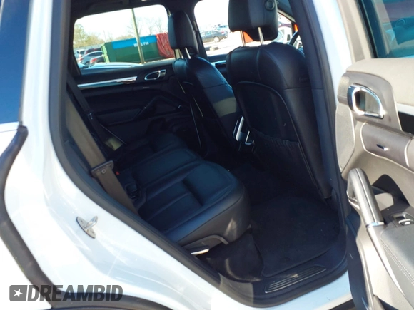 2016 Porsche Cayenne z VIN WP1AA2A2XGKA09945, wystawiony jako IAAI lot #41645654 z przebiegiem 79 327 mil mil oraz . Historia ofert i sprzedaży dostępna na DreamBid. Obrazek 8.