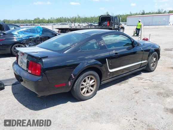 2007 Ford Mustang Deluxe z VIN 1ZVFT80N675242314, wystawiony jako IAAI lot #42318323 z przebiegiem 171 017 mil mil oraz . Historia ofert i sprzedaży dostępna na DreamBid. Obrazek 4.