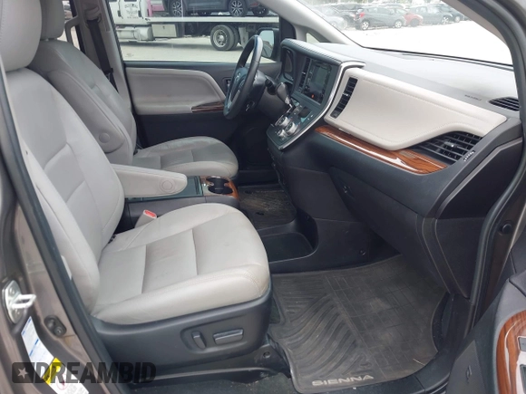 2017 Toyota Sienna XLE z VIN 5TDDZ3DC6HS147381, wystawiony jako IAAI lot #42340349 z przebiegiem 137 246 mil mil oraz . Historia ofert i sprzedaży dostępna na DreamBid. Obrazek 5.