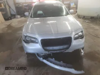 2020 Chrysler 300 S z VIN 2C3CCABT4LH187457, wystawiony jako Copart lot #83415084 z przebiegiem 59 900 mil mil oraz Szkody całkowita. Historia ofert i sprzedaży dostępna na DreamBid. Obrazek 5.