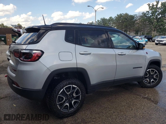 2025 Jeep Compass Trailhawk z VIN 3C4NJDDN3ST564523, wystawiony jako Copart lot #62643635 z przebiegiem 5 084 mil mil oraz Czysty tytuł • Clean title. Historia ofert i sprzedaży dostępna na DreamBid. Obrazek 3.