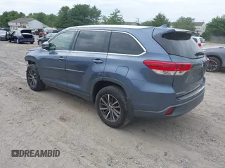 2018 Toyota Highlander SE z VIN 5TDJZRFHXJS879100, wystawiony jako IAAI lot #42461433 z przebiegiem 118 286 mil mil oraz . Historia ofert i sprzedaży dostępna na DreamBid. Obrazek 3.