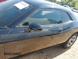 2019 Dodge Challenger SXT z VIN 2C3CDZAG5KH561606, wystawiony jako IAAI lot #41994950 z przebiegiem 97 615 mil mil oraz . Historia ofert i sprzedaży dostępna na DreamBid. Obrazek 15.