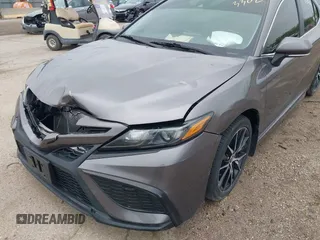 2023 Toyota Camry SE z VIN 4T1G11AK2PU088324, wystawiony jako IAAI lot #42173302 z przebiegiem 72 239 mil mil oraz . Historia ofert i sprzedaży dostępna na DreamBid. Obrazek 6.