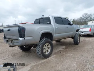 2017 Toyota Tacoma SR z VIN 5TFAX5GN0HX083950, wystawiony jako IAAI lot #41519388 z przebiegiem 130 211 mil mil oraz . Historia ofert i sprzedaży dostępna na DreamBid. Obrazek 4.