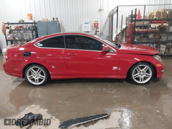 2013 Mercedes-Benz C 250 z VIN WDDGJ4HB4DG043607, wystawiony jako IAAI lot #41598783 z przebiegiem 96 031 mil mil oraz . Historia ofert i sprzedaży dostępna na DreamBid. Obrazek 14.