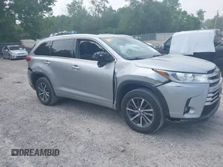 2018 Toyota Highlander SE z VIN 5TDKZRFH4JS544239, wystawiony jako IAAI lot #42429079 z przebiegiem 121 406 mil mil oraz . Historia ofert i sprzedaży dostępna na DreamBid. Obrazek 6.