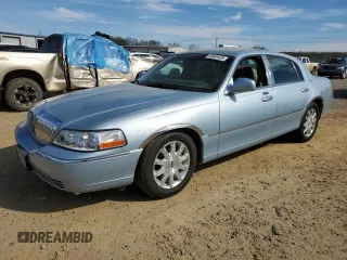 2010 Lincoln Town Car Signature Limited z VIN 2LNBL8CV8AX613276, wystawiony jako Copart lot #49649425 z przebiegiem 105 014 mil mil oraz Szkoda całkowita • Salvage title. Historia ofert i sprzedaży dostępna na DreamBid. Obrazek 1.