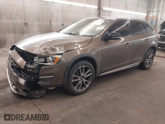 2015 Volvo V60 Cross Country T5 with VIN YV4612HK8F1001602, listed as a IAAI auction lot 41435154 with 143,575 mi miles. Bid and sale history available at carsss.com. Image 18.