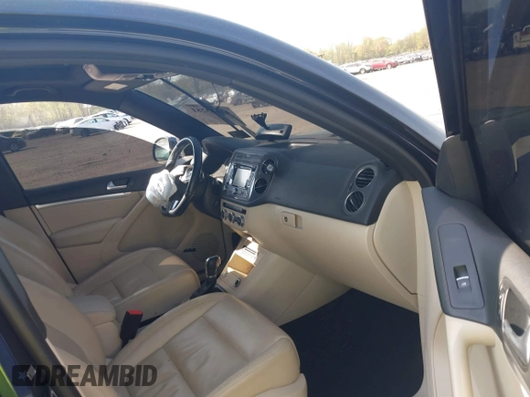 2014 Volkswagen Tiguan S z VIN WVGBV3AX7EW545538, wystawiony jako IAAI lot #42083281 z przebiegiem 129 227 mil mil oraz . Historia ofert i sprzedaży dostępna na DreamBid. Obrazek 5.
