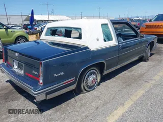1986 Cadillac DeVille z VIN 1G6CD4783G4204155, wystawiony jako IAAI lot #42229194 z przebiegiem 131 360 mil mil oraz . Historia ofert i sprzedaży dostępna na DreamBid. Obrazek 4.