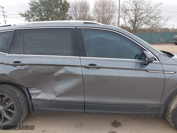 2022 Volkswagen Tiguan SE with VIN 3VV3B7AX6NM138286, listed as a IAAI auction lot 41642157 with 34,096 mi miles. Bid and sale history available at carsss.com. Image 13.