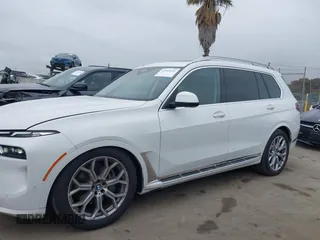 2025 BMW X7 xDrive40i z VIN 5UX23EM06S9X93597, wystawiony jako IAAI lot #42182551 z przebiegiem 6933 mil mil oraz . Historia ofert i sprzedaży dostępna na DreamBid. Obrazek 15.