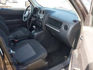 2015 Jeep Patriot Sport z VIN 1C4NJPBA7FD178720, wystawiony jako IAAI lot #41436656 z przebiegiem 83 900 mil mil oraz . Historia ofert i sprzedaży dostępna na DreamBid. Obrazek 5.