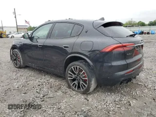 2023 Maserati Grecale Modena z VIN ZN682AVM7P7422409, wystawiony jako Copart lot #52104635 z przebiegiem 48 888 mil mil oraz Szkody całkowita. Historia ofert i sprzedaży dostępna na DreamBid. Obrazek 2.