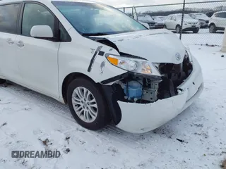 2017 Toyota Sienna XLE Auto Access Seat with VIN 5TDYZ3DC4HS852620, listed as a IAAI auction lot 40988036 with 82,581 mi miles. Bid and sale history available at carsss.com. Image 6.
