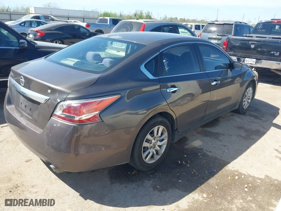 2015 Nissan Altima 2.5 with VIN 1N4AL3AP2FN301492, listed as a IAAI auction lot 41820546 with 147,567 mi miles. Bid and sale history available at carsss.com. Image 4.