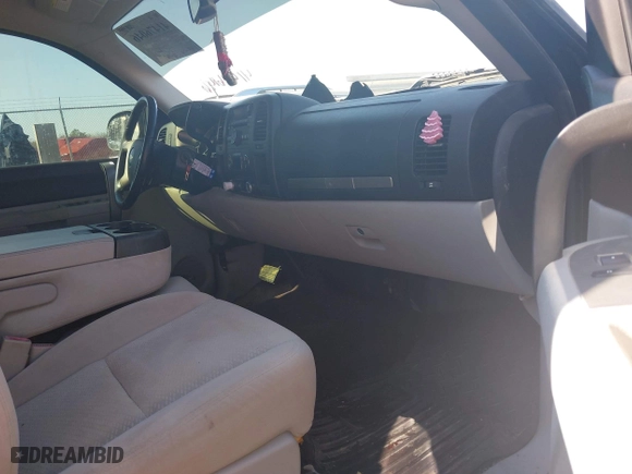 2007 Chevrolet Silverado 1500 LT w/1LT with VIN 2GCEC13C671544431, listed as a IAAI auction lot 41476046 with 133,476 mi miles. Bid and sale history available at carsss.com. Image 5.