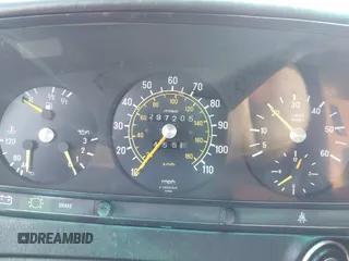 1982 Mercedes-Benz 300 D z VIN WDBAB33A5CB013080, wystawiony jako IAAI lot #41734842 z przebiegiem 297 205 mil mil oraz . Historia ofert i sprzedaży dostępna na DreamBid. Obrazek 7.