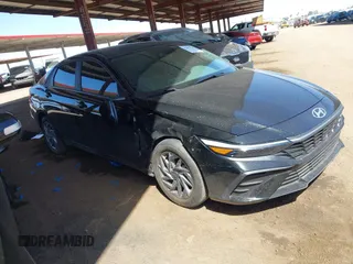 2024 Hyundai Elantra SEL z VIN KMHLM4DG4RU696198, wystawiony jako IAAI lot #42073716 z przebiegiem 11 912 mil mil oraz . Historia ofert i sprzedaży dostępna na DreamBid. Obrazek 1.