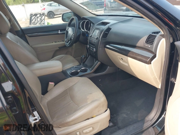 2013 Kia Sorento EX z VIN 5XYKU4A22DG364988, wystawiony jako IAAI lot #42391851 z przebiegiem 221 693 mil mil oraz . Historia ofert i sprzedaży dostępna na DreamBid. Obrazek 5.