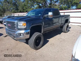 2018 GMC Sierra 2500HD SLT with VIN 1GT12TEY8JF139452, listed as a IAAI auction lot 41253932 with 202,672 mi miles. Bid and sale history available at carsss.com. Image 18.