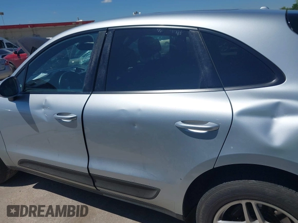2017 Porsche Macan z VIN WP1AA2A58HLB81896, wystawiony jako IAAI lot #42251657 z przebiegiem 135 214 mil mil oraz . Historia ofert i sprzedaży dostępna na DreamBid. Obrazek 14.