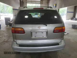 2000 Toyota Sienna LE z VIN 4T3ZF13C6YU210501, wystawiony jako Copart lot #56510955 z przebiegiem 253 950 mil mil oraz Szkody całkowita. Historia ofert i sprzedaży dostępna na DreamBid. Obrazek 6.